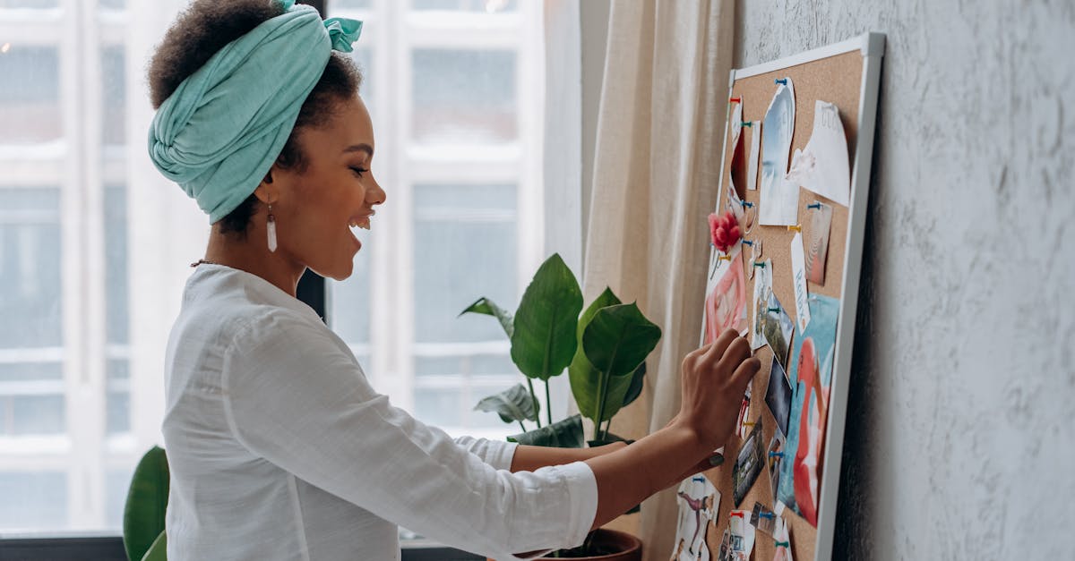 découvrez les notes inspirantes d'albert einstein sur le bonheur et la sagesse de la vie, pour trouver motivation et joie au quotidien.