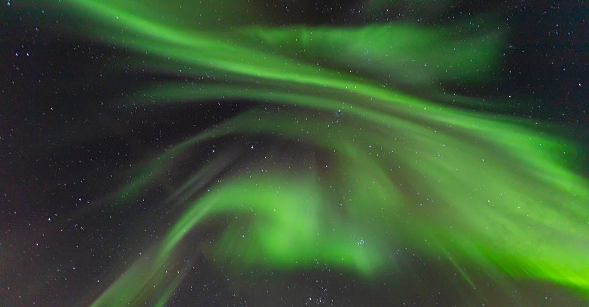 découvrez les tempêtes géomagnétiques : phénomènes naturels perturbant le champ magnétique terrestre, leurs causes, effets sur la technologie et comment s'en protéger.