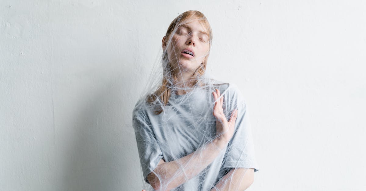 découvrez le sentiment d'impuissance, ses causes, et comment le surmonter pour retrouver confiance et contrôle dans votre vie.