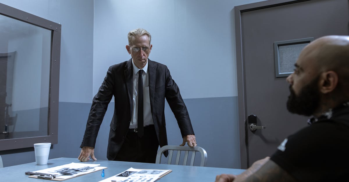 explorez le concept de dialogue interne intense, une réflexion profonde sur les pensées et émotions qui façonnent notre conscience.