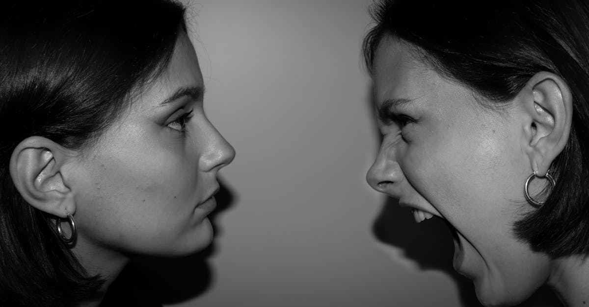 découvrez le rôle des miroirs dans les relations pour mieux comprendre soi-même et l'autre, améliorer la communication et renforcer les liens affectifs.