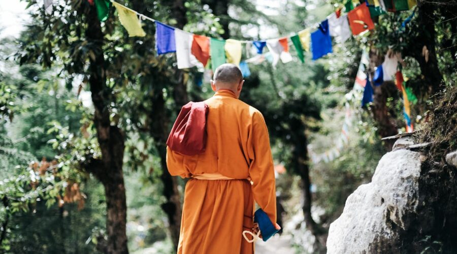 Un moine bouddhiste momifié revive sous un manteau de feuilles d’or lors de son entrée solennelle au temple