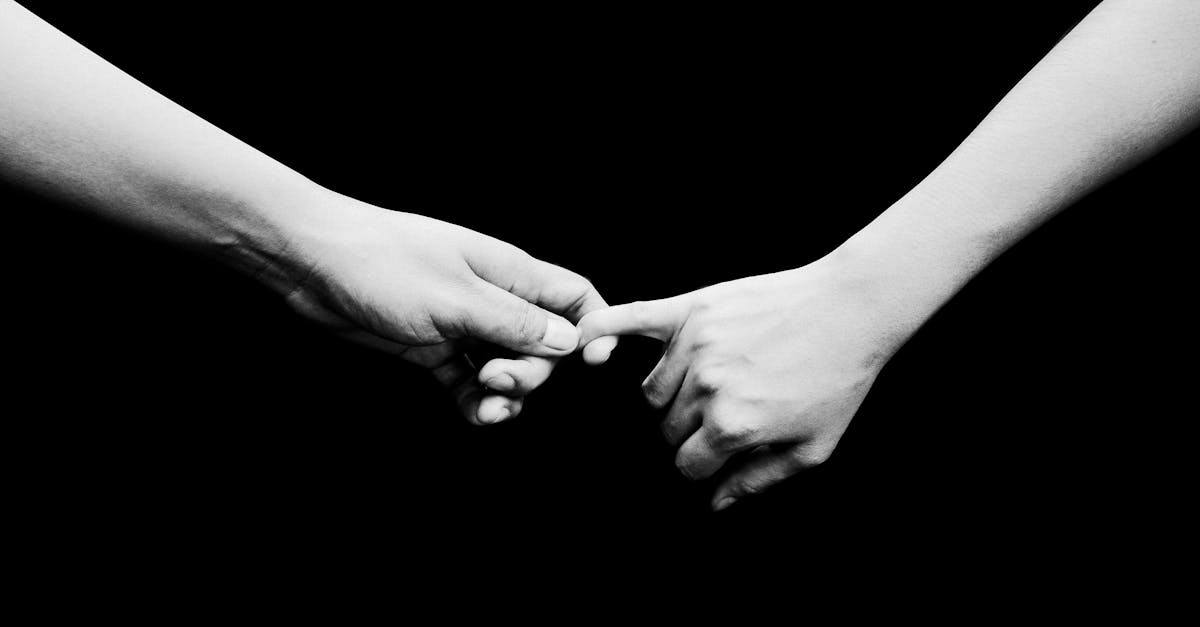 découvrez pourquoi les narcissiques et les psychopathes maintiennent souvent le contact avec leurs ex-partenaires, et comment gérer ces relations toxiques efficacement.