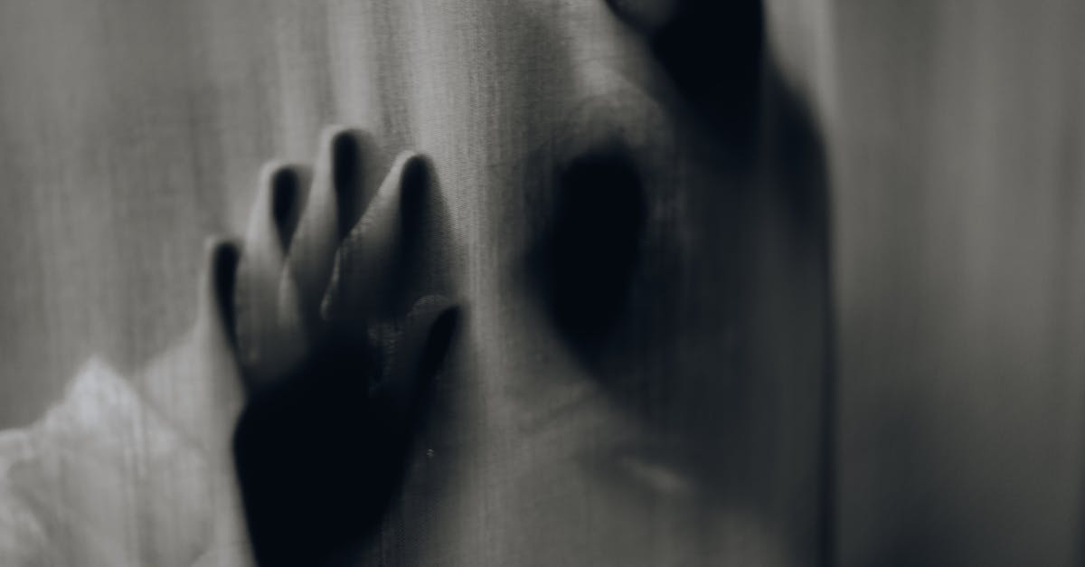 découvrez ce qu'est la projection psychologique, un mécanisme de défense où une personne attribue ses propres sentiments ou comportements à autrui, et comment la reconnaître et la gérer.