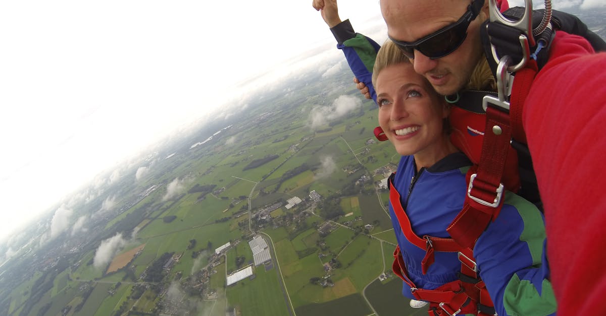 découvrez l'excitation du parachutisme : sensations fortes, vues panoramiques et expérience inoubliable en toute sécurité.