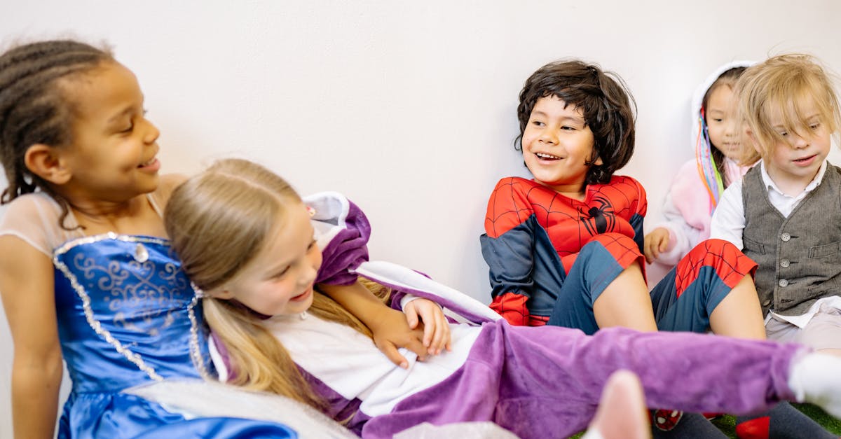 découvrez les signes universels indispensables pour communiquer efficacement partout dans le monde.