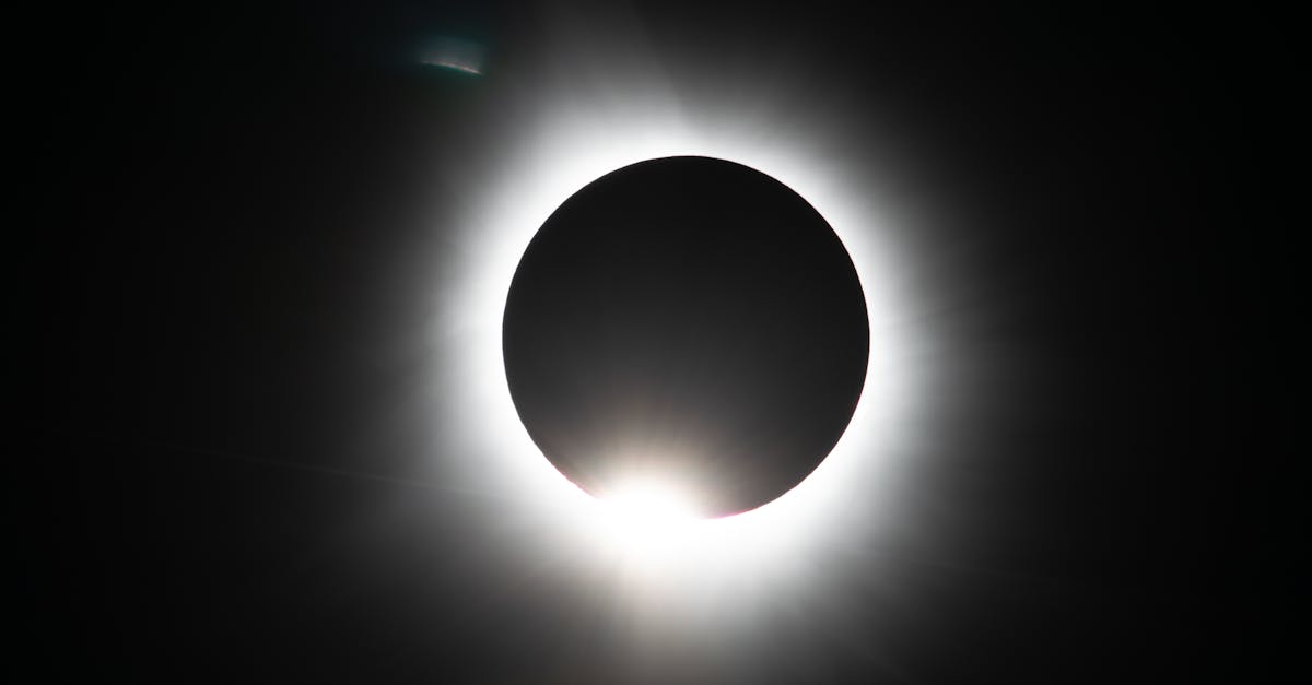 découvrez tout sur les éclipses solaires : phénomènes célestes fascinants où la lune masque partiellement ou totalement le soleil, offrant un spectacle naturel extraordinaire.
